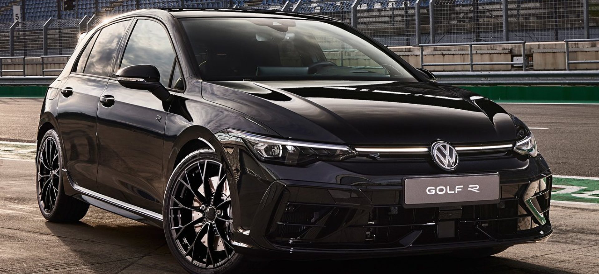 VW-Golf_R-2025-chuan-bi-phan-phoi-tai-viet-nam