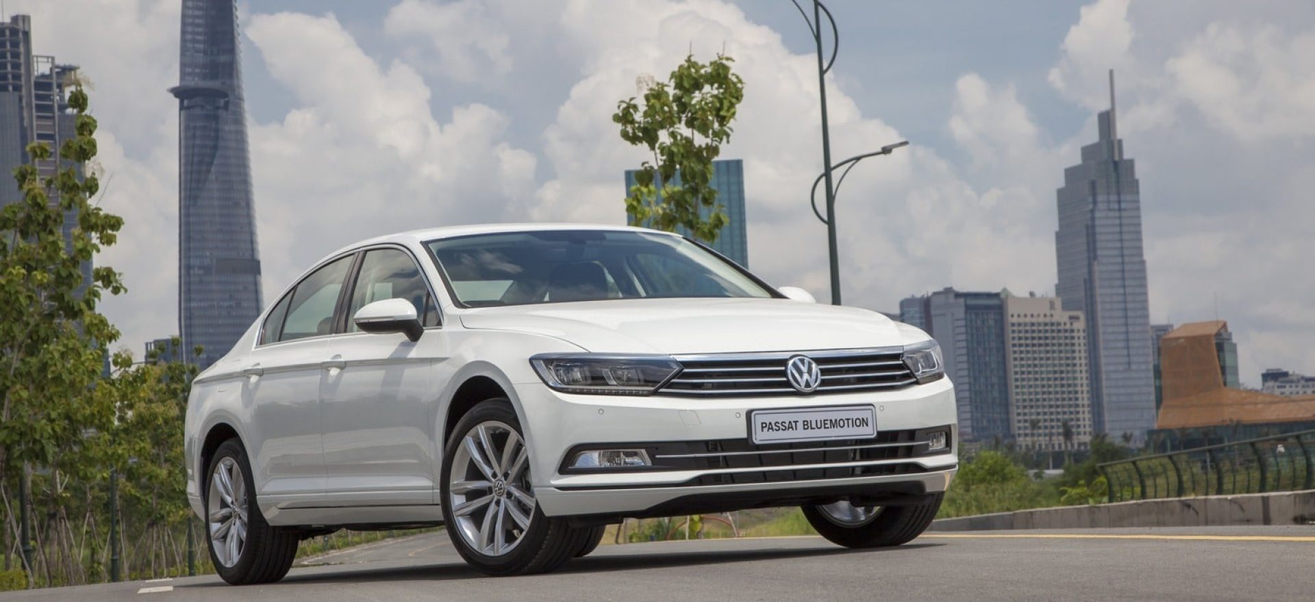 gia-xe-passat-2020-mau-trang