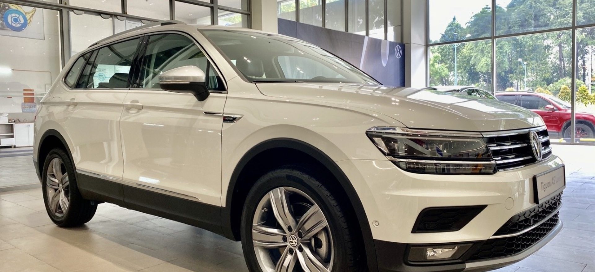 volkswagen-tiguan-luxury-white-pure-0q0q
